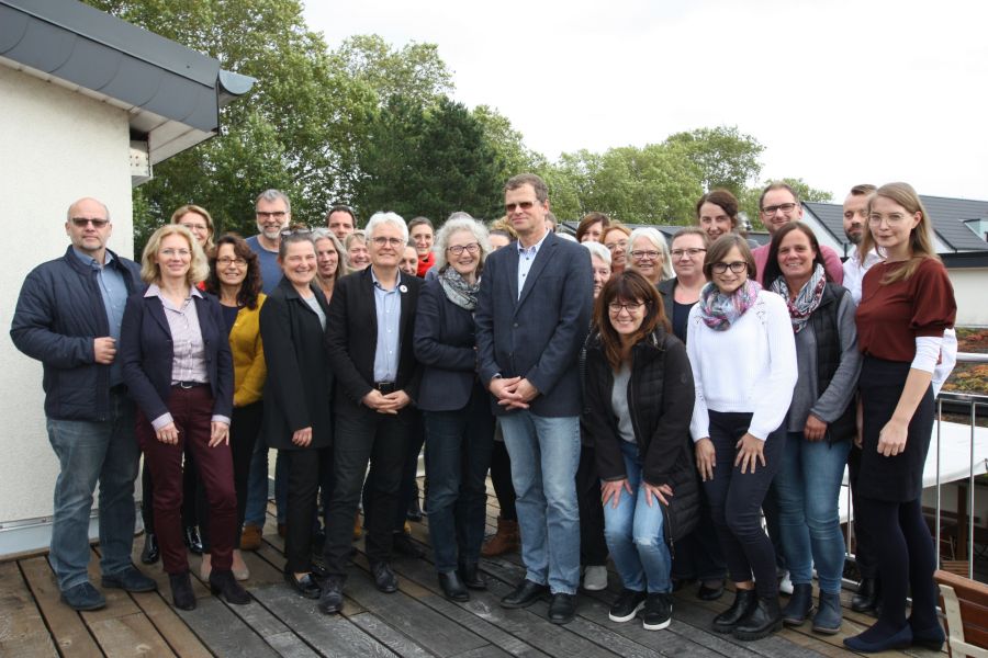 Brennpunkt Pflege in Paderborn. Roland Weigel (10. von links), neben ihm Dr. Annette Nauerth und Andreas Heiber gaben Unternehmen der Gesundheits- und Pflegebranche wertvolle Impulse mit auf den Weg. Dr. Angela Siebert (sechste von links) vom Kompetenzzentrum Frau und Beruf OWL, Edith Rehmann-Decker (hintere Reihe, dritte von links), Leiterin der Servicestelle Wirtschaft der Kreisverwaltung Paderborn und Margot Becker (zweite von links) vom Paderborner Sozialamt hatten den Brennpunkt vorbereitet Bildnachweis: Amt für Presse- und Öffentlichkeitsarbeit, Kreis Paderborn, Michaela Pitz